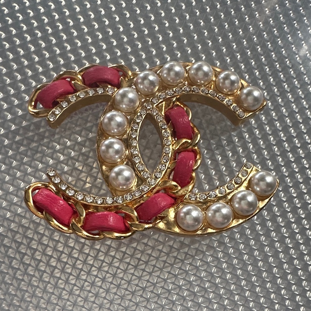 Elegant Gold and Pink Pearl Brooch